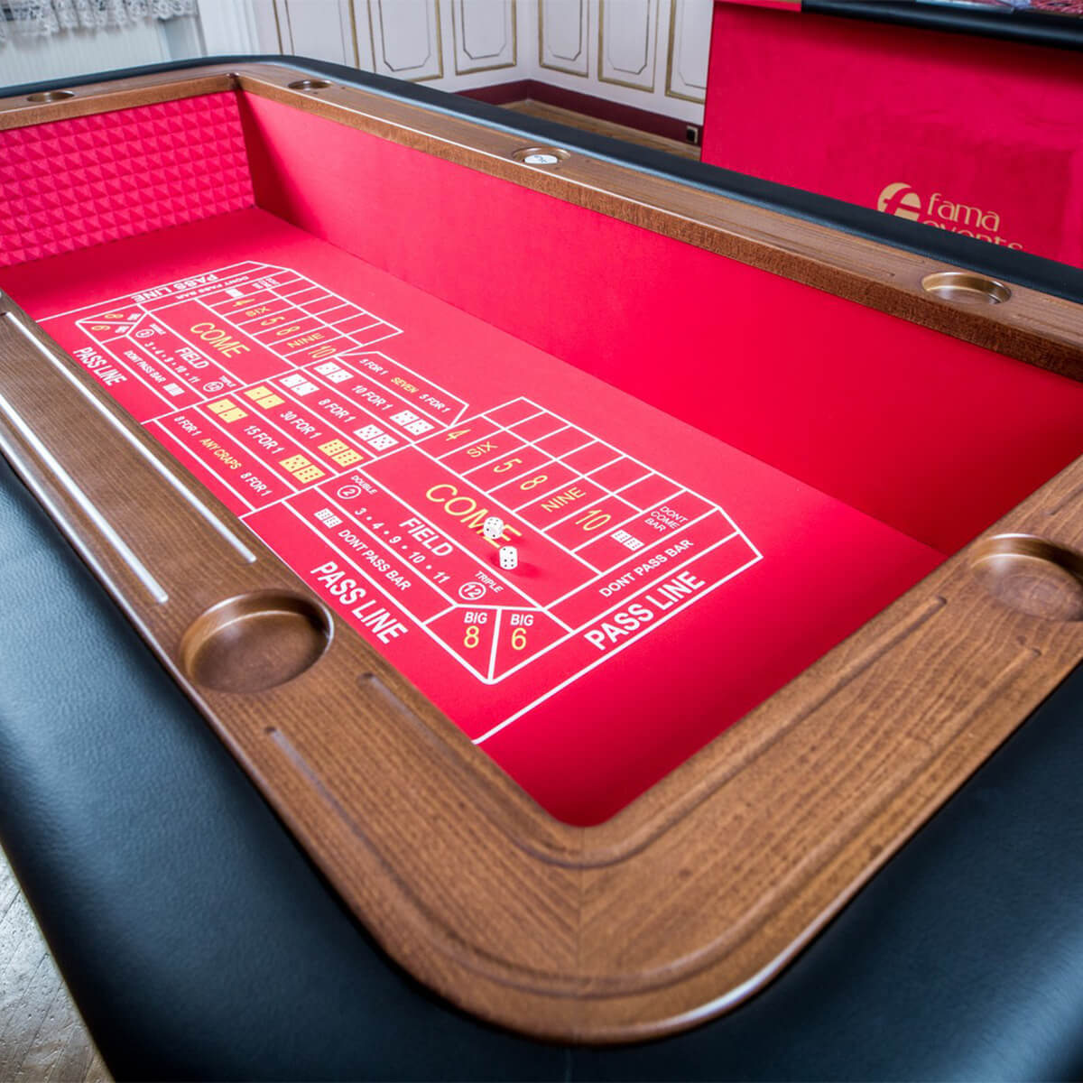 Fama-Casino-stol-do-kosci-2-001 Stół do kości wykończony drewnem, sukno standardowe, nogi z płyt obitych aksamitem