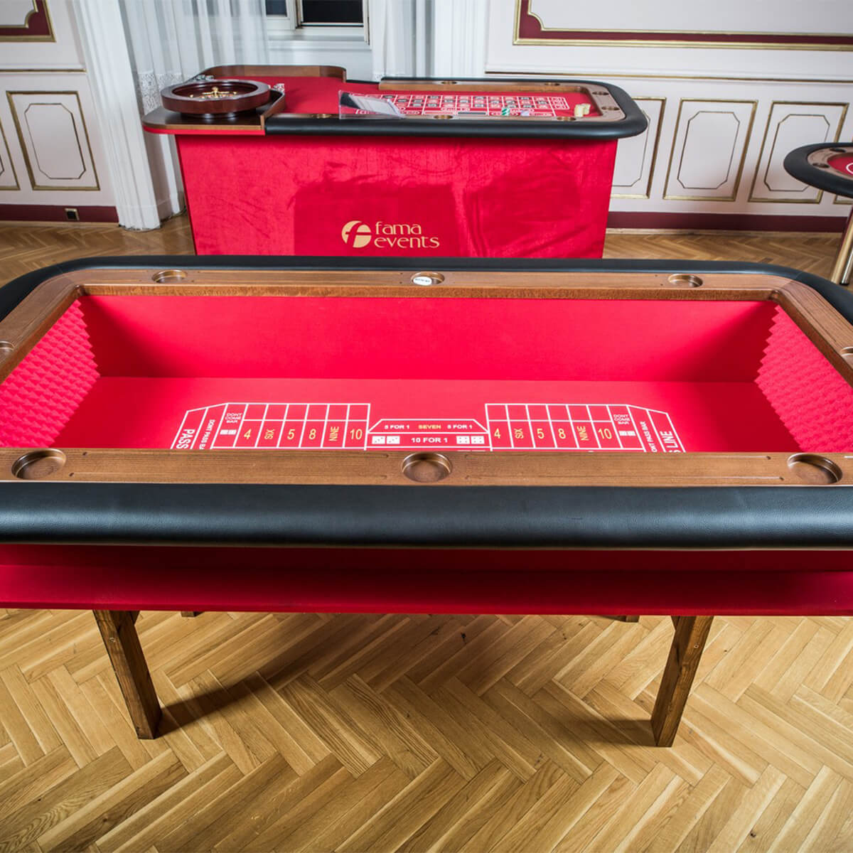 Fama-Casino-stol-do-kosci-2-002 Stół do kości wykończony drewnem, sukno standardowe, nogi z płyt obitych aksamitem