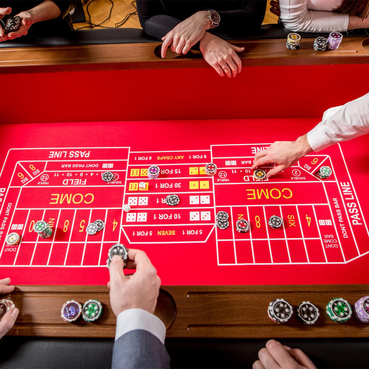 Fama-Casino-stol-do-kosci-2-003 Stół do kości wykończony drewnem, sukno standardowe, nogi z płyt obitych aksamitem