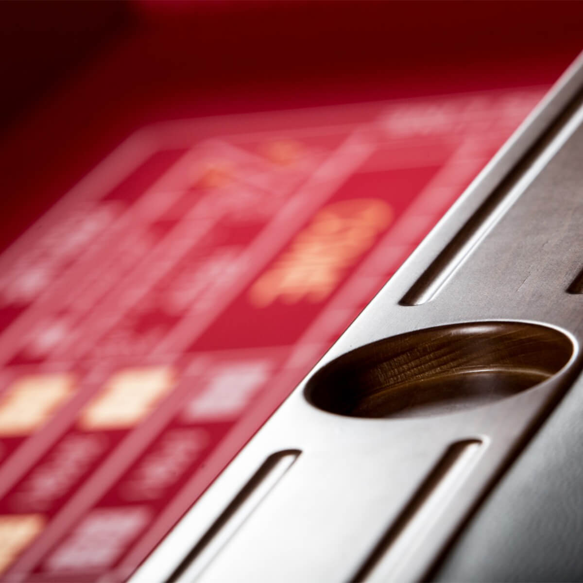 Fama-Casino-stol-do-kosci-2-004 Stół do kości wykończony drewnem, sukno standardowe, nogi z płyt obitych aksamitem