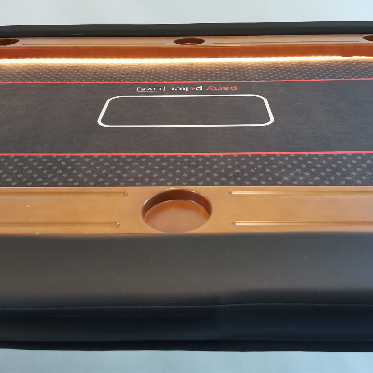 Fama-Casino-stol-do-pokera-6-005 Stół do pokera wykończony drewnem sukno premium, wysoka banda z przeszyciem, nogi drewniane