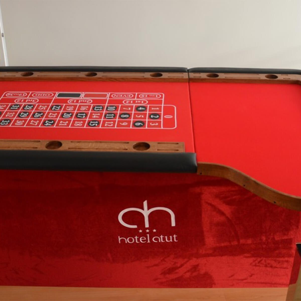 Fama-Casino-stol-ruletki-2-003 Stół do ruletki wykończony drewnem, sukno standardowe, nogi z płyt obitych aksamitem