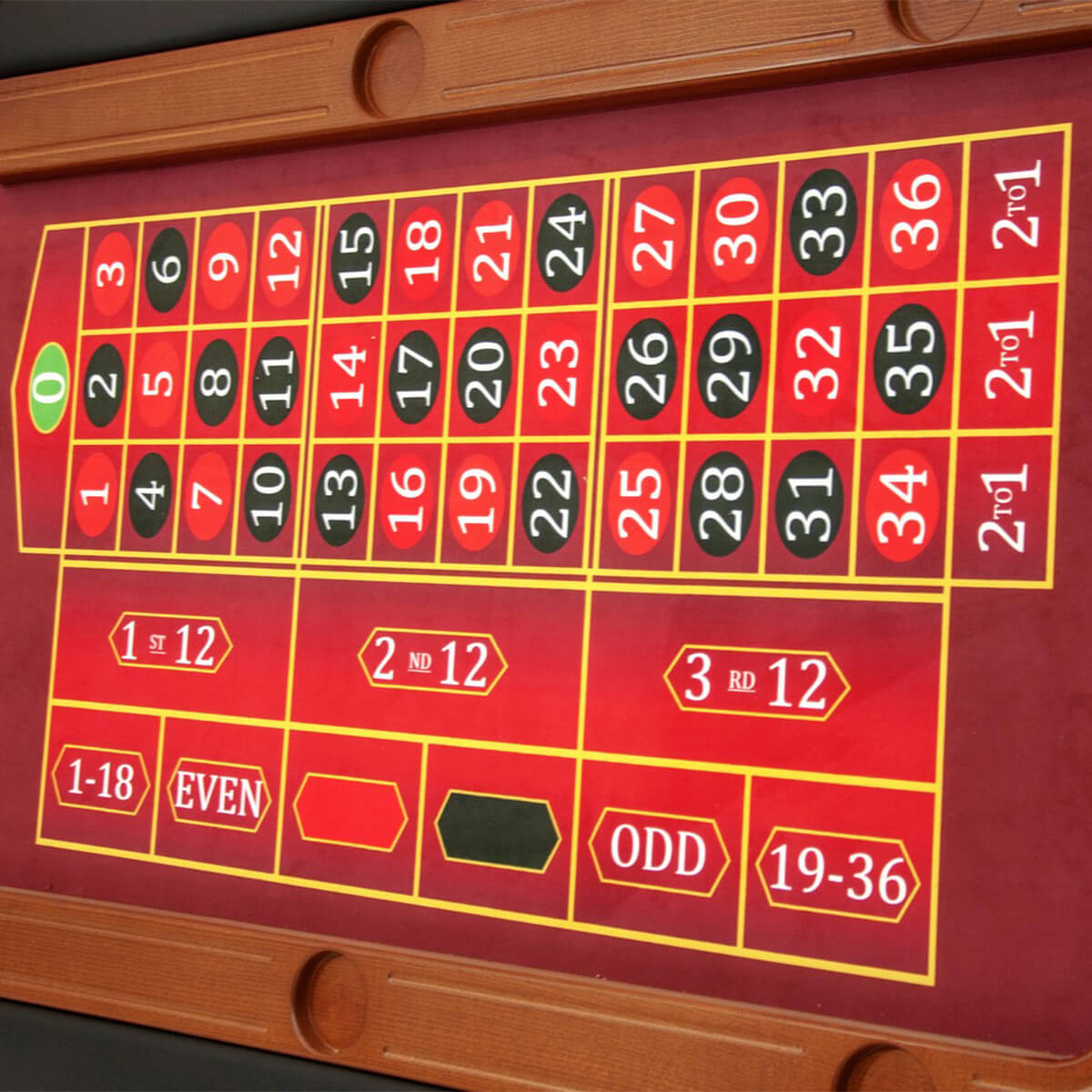 Fama-Casino-stol-ruletki-4-003 Stół do ruletki wykończony drewnem, sukno premium, wysoka banda z przeszyciem, nogi drewniane