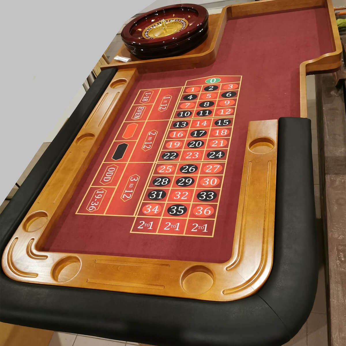 Fama-Casino-stol-ruletki-4-004 Stół do ruletki wykończony drewnem, sukno premium, wysoka banda z przeszyciem, nogi drewniane