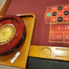 Fama-Casino-stol-ruletki-4-005 Stół do ruletki wykończony drewnem, sukno premium, wysoka banda z przeszyciem, nogi drewniane