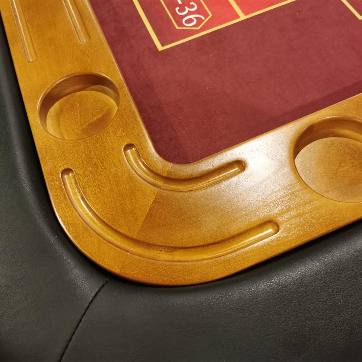 Fama-Casino-stol-ruletki-4-006 Stół do ruletki wykończony drewnem, sukno premium, wysoka banda z przeszyciem, nogi drewniane