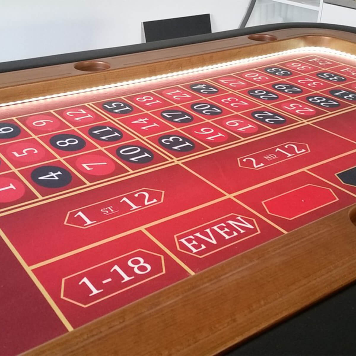 Fama-Casino-stol-ruletki-4-008 Stół do ruletki wykończony drewnem, sukno premium, wysoka banda z przeszyciem, nogi drewniane