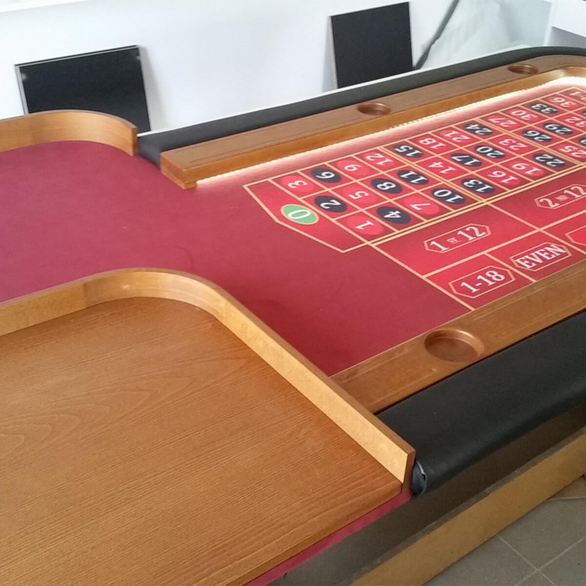 Fama-Casino-stol-ruletki-4-009 Stół do ruletki wykończony drewnem, sukno premium, wysoka banda z przeszyciem, nogi drewniane