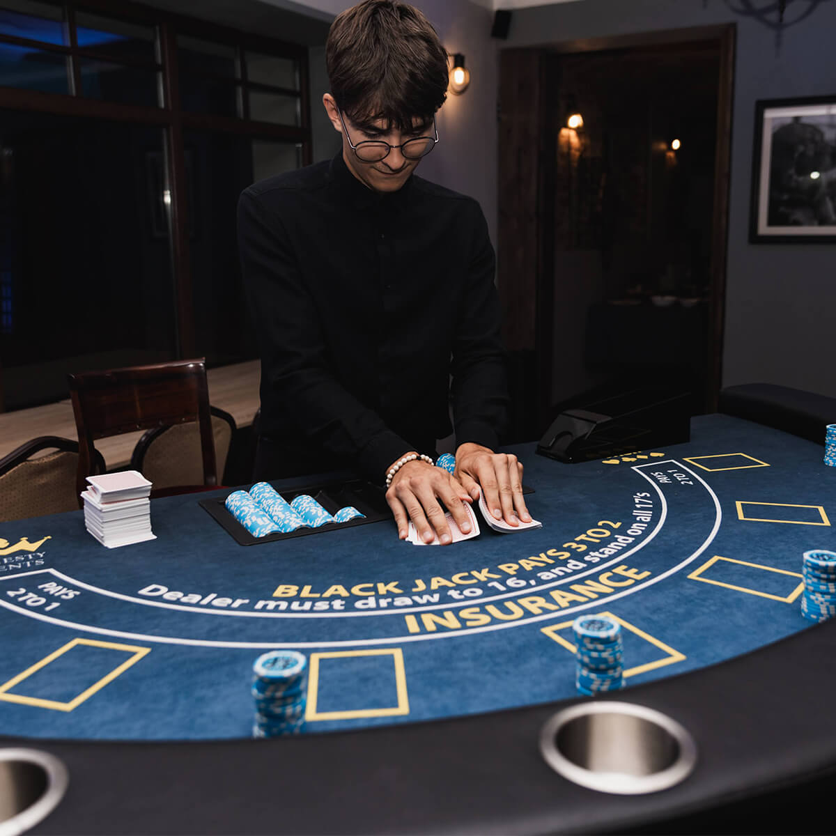 Stół do Black Jacka sukno premium, wysoka banda z przeszyciem i cup holderami, nogi drewniane