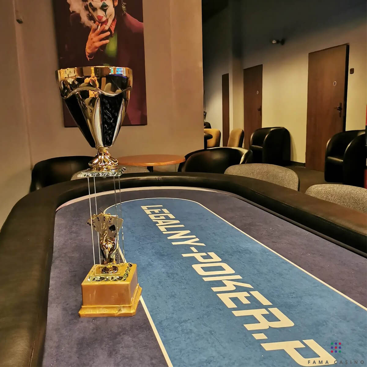 Fama-Casino-stol-do-pokera-4-006 Stół do pokera sukno premium, wysoka banda z przeszyciem, z tacką i slotem, stelaż składany metalowy.