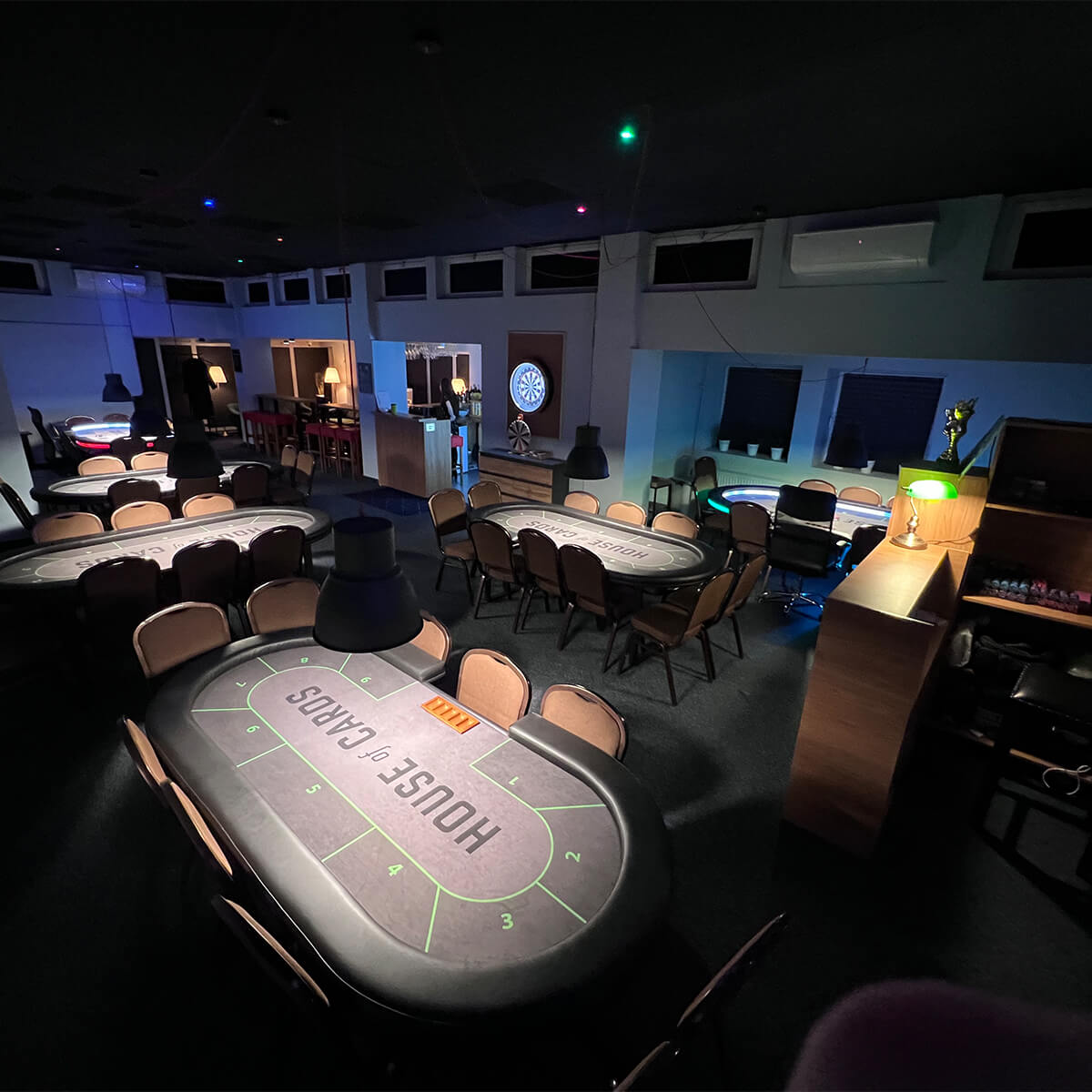 Fama-Casino-stol-do-pokera-4-010 Stół do pokera sukno premium, wysoka banda z przeszyciem, z tacką i slotem, stelaż składany metalowy.